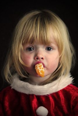 Dans le passé, en France, on offrait des mandarines aux enfants. D’ailleurs, mon papa en recevait en cadeau de la part d’une de ses grands-mères lorsqu’il était enfant