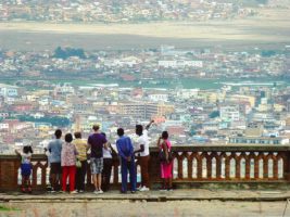 La vue sur Tananarive, capitale de Madagascar, depuis le Palais de la Reine, imposant édifice surplombant la ville