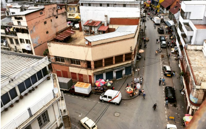 Vue aérienne sur une rue de Tananarive, ville d'accueil du 5e Mondoblog Camp