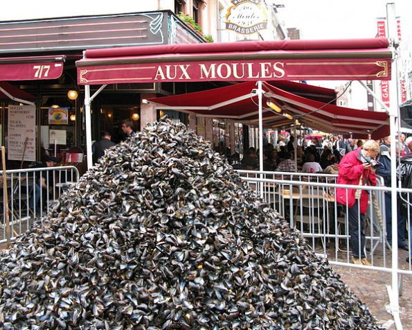 Tas de moules du restaurant « Aux Moules », rue de Béthune, lors de la braderie de Lille