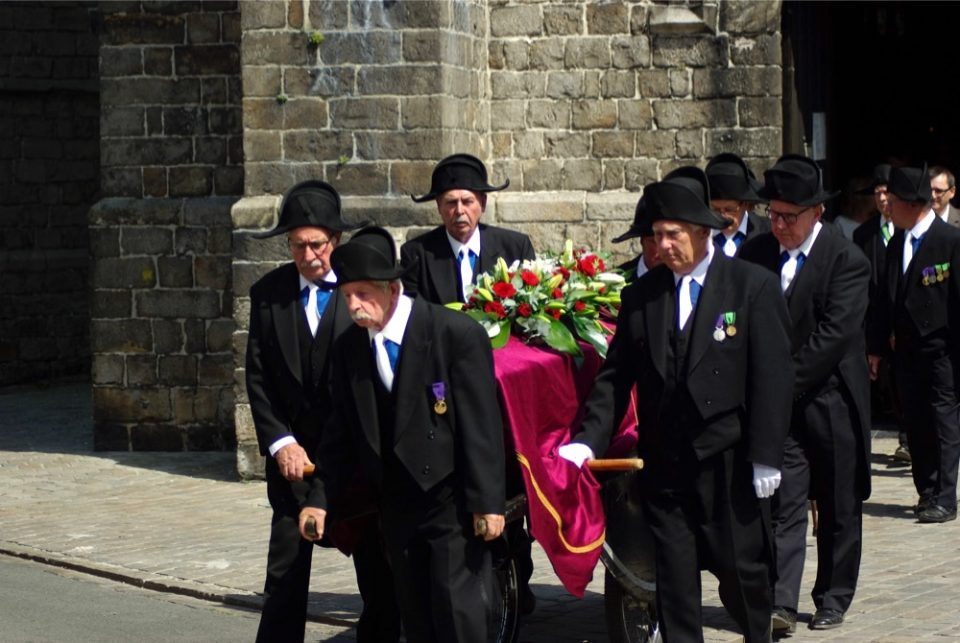 Article : 9 siècles plus tard, les Charitables de Saint-Éloi sont toujours en charge des inhumations