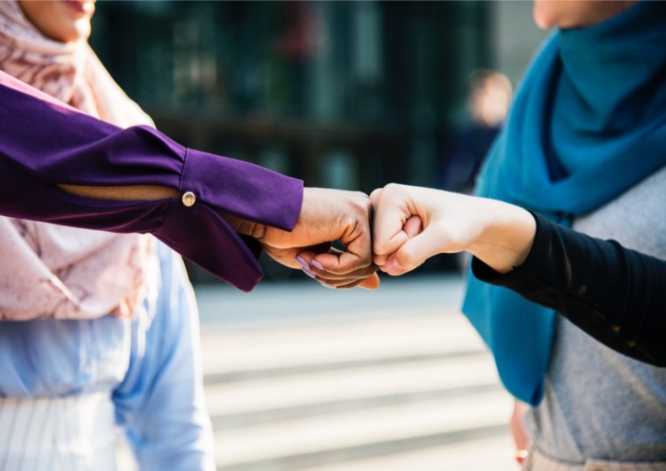 Article : Comment se saluer à l’étranger ? Sans la bise, c’est étrange…