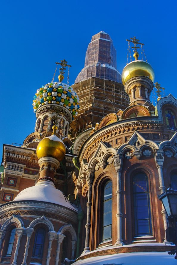 Il serait difficile d'observer les bulbes de la cathédrale Saint-Sauveur-sur-le-Sang-Versé sans échafaudage… © Clara Delcroix